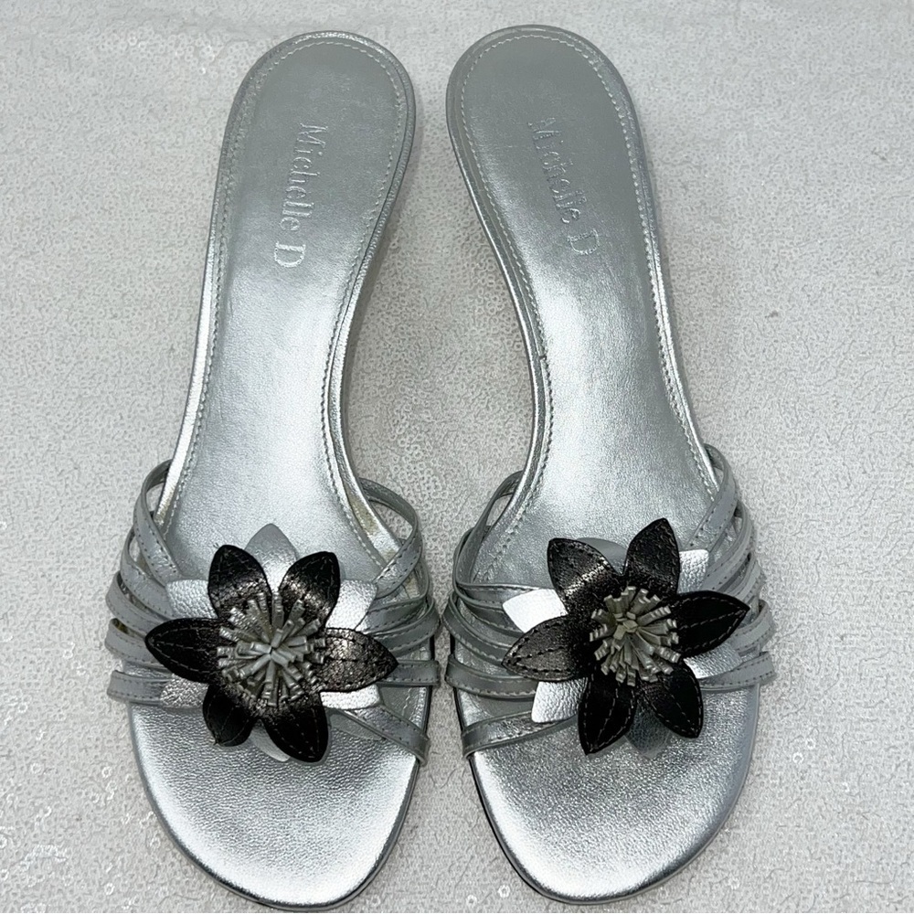 Michelle D sandals/ kitten heels silver leather with floral detail size 7 - Picture 7 of 15